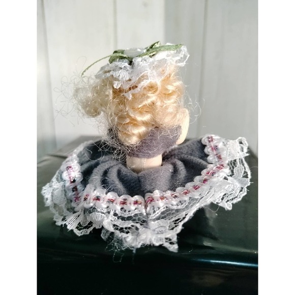 Mini Porcelain Dolls lot of 4 and 2.5" tall - Picture 9 of 16